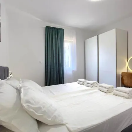 Two Bedroom With Terrace A2 * פולה