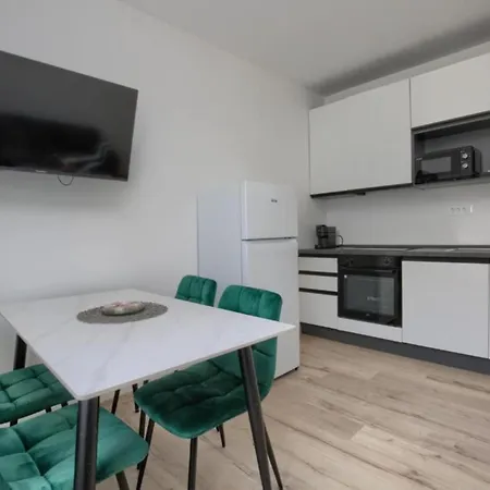 Two Bedroom With Terrace A2 פולה